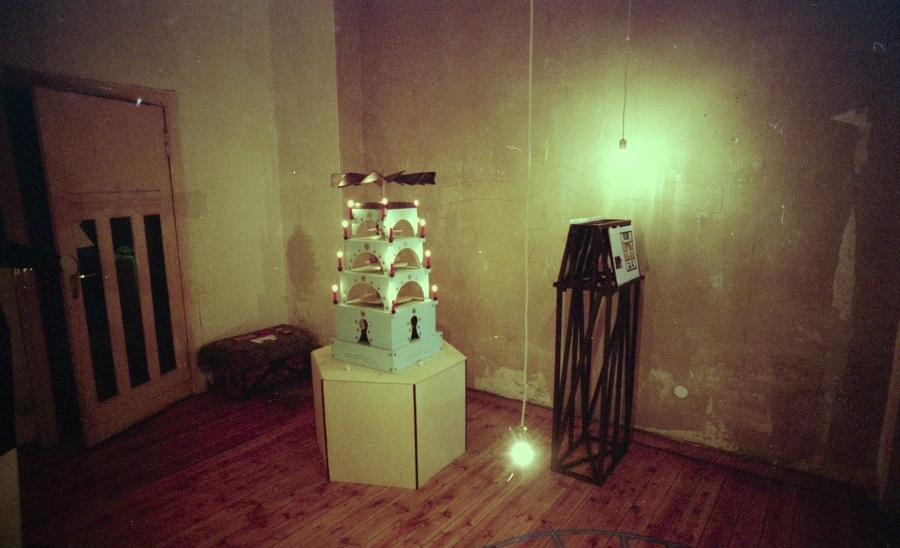 <p>2015<br />
Curatorial:<br />
Erzgebirgisches Laseratomkraftwerk<br />
mit Pigmentfenster</p>